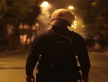 Μεθυσμένος χτύπησε άνδρες των ΜΑΤ έξω από τα γραφεία του ΠΑΣΟΚ!